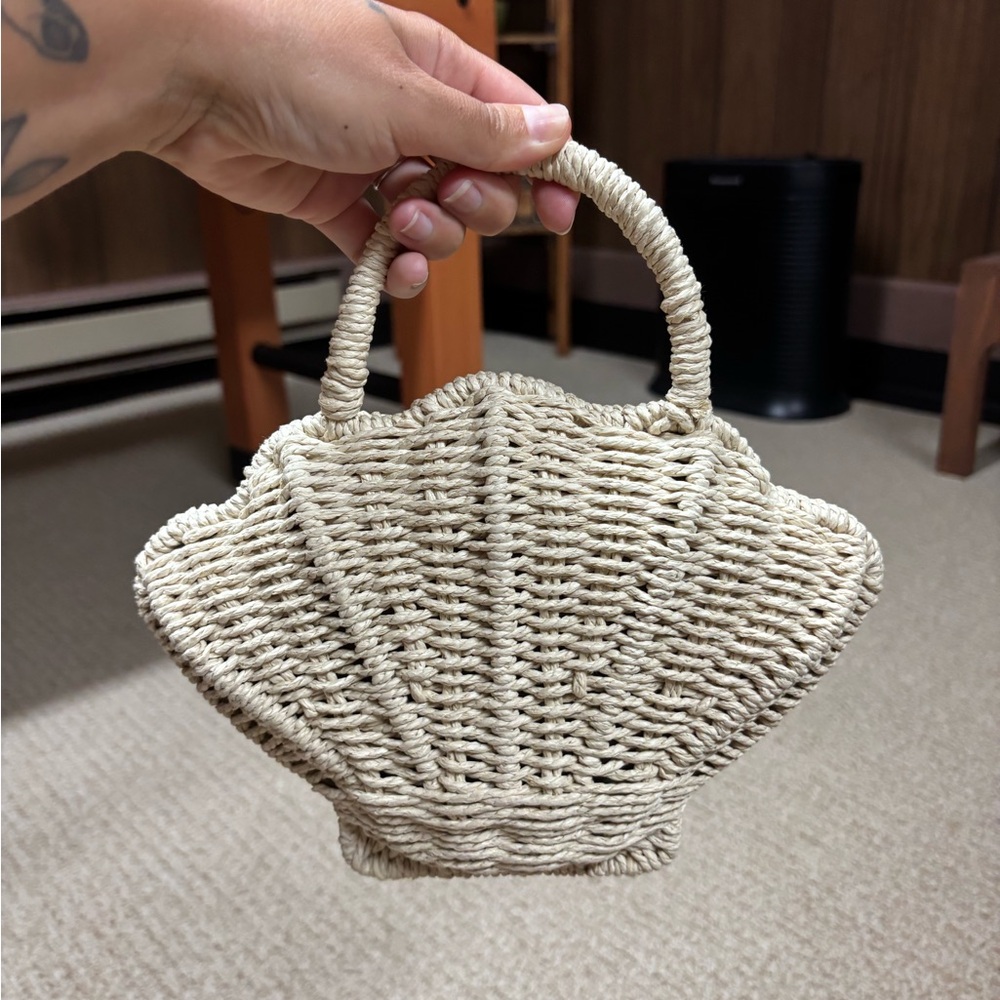 Beige Woven Shell-Shaped Handbag (new)